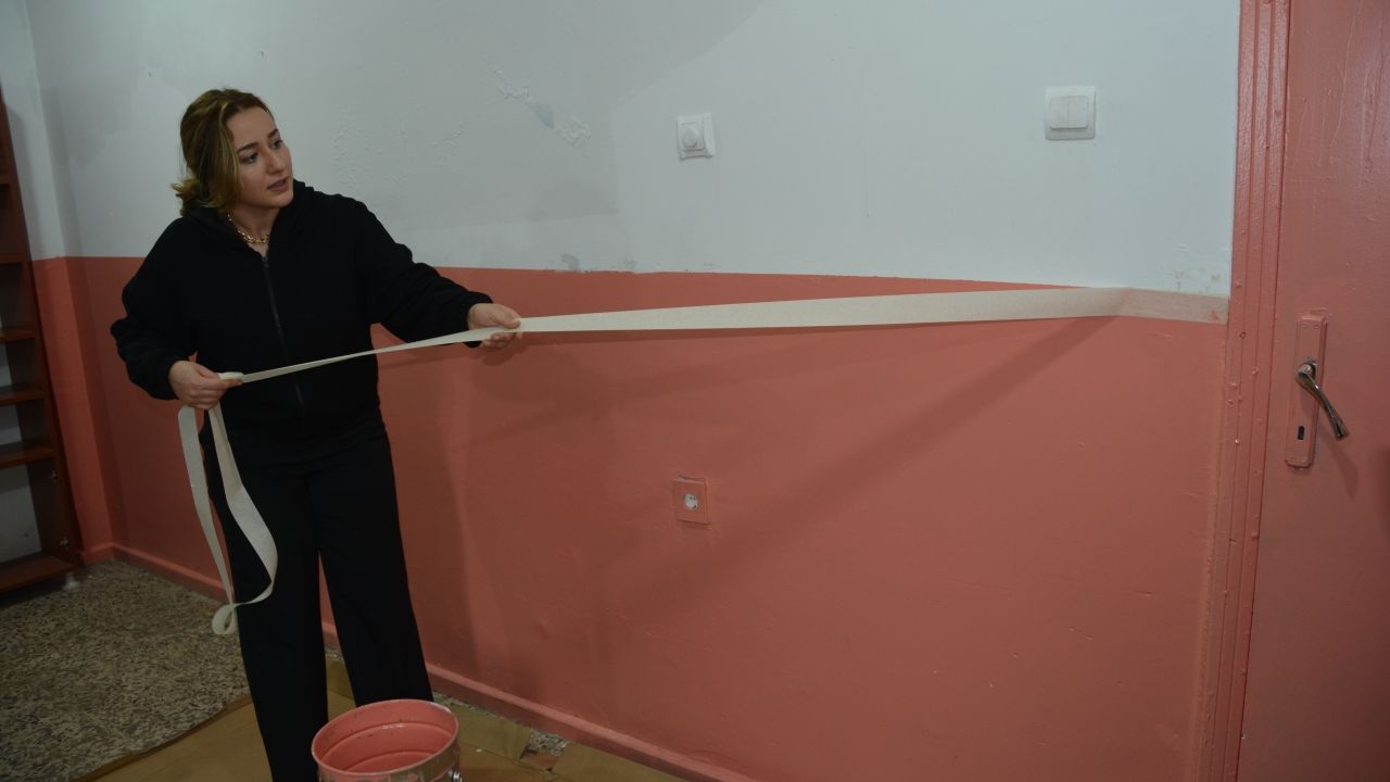 Bitlis'te fedakar öğretmenler okullarını boyadı