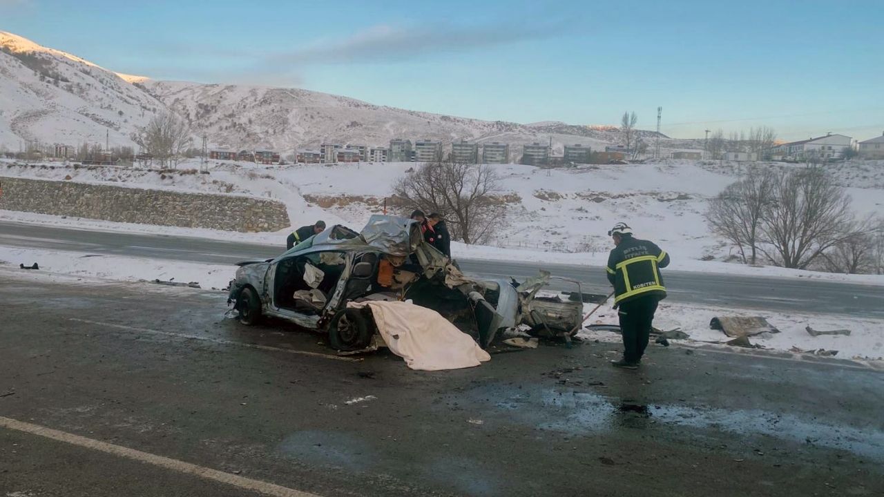 Bitlis'te tır ile otomobilin çarpıştığı kazada bir kişi öldü, 2 kişi yaralandı