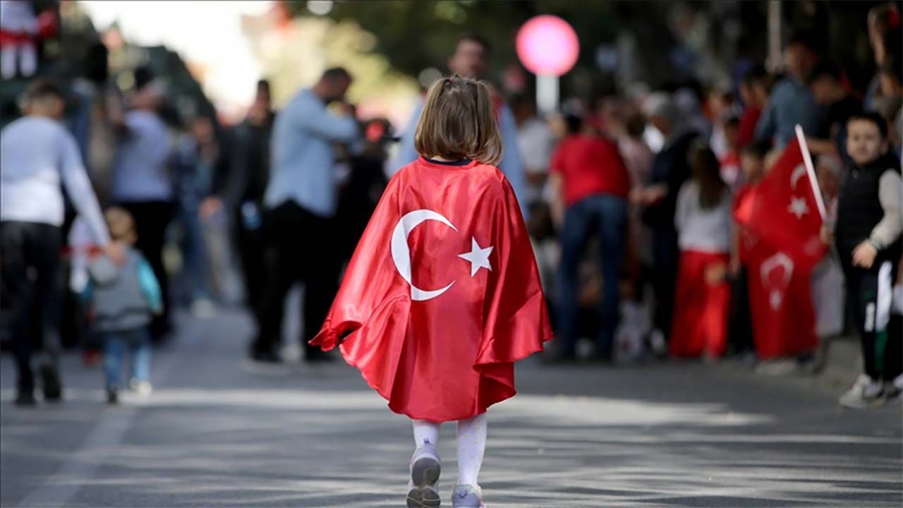 Cumhuriyet'in 102. yılı kutlamaları 21 pare top atışıyla başladı