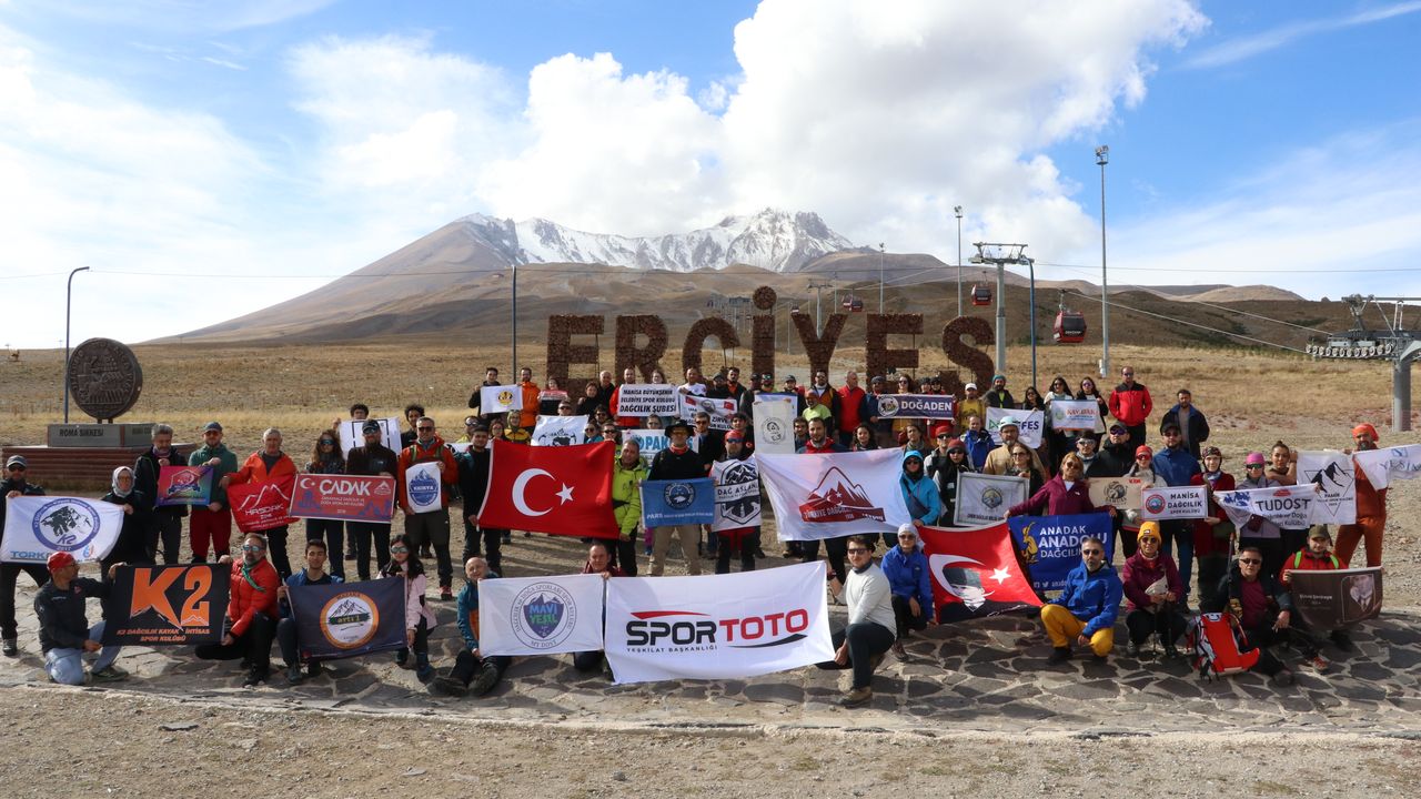 Cumhuriyetin kuruluşunun 102. yılında Erciyes'e zirve tırmanışı