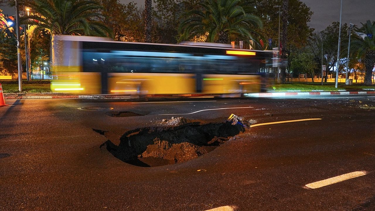 Fatih'te kuvvetli sağanak nedeniyle yol çöktü
