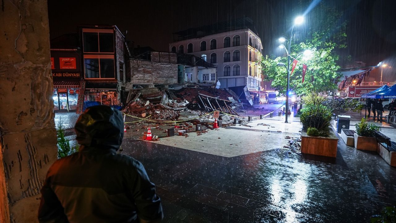 İçişleri Bakanı Ali Yerlikaya depremin merkez üssü Sındırgı'ya geldi