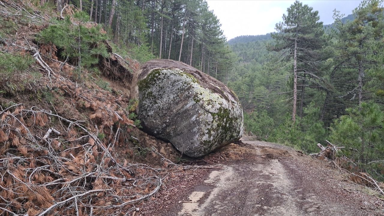 Sındırgı'daki depremin ardından Kütahya'da yamaçtan kopan kaya yolu kapattı