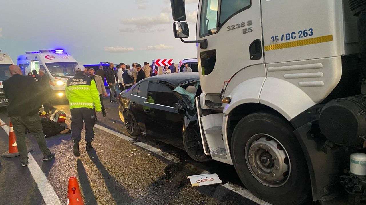 Van'da tanker ile otomobilin çarpışması sonucu 3 kişi öldü, 3 kişi yaralandı