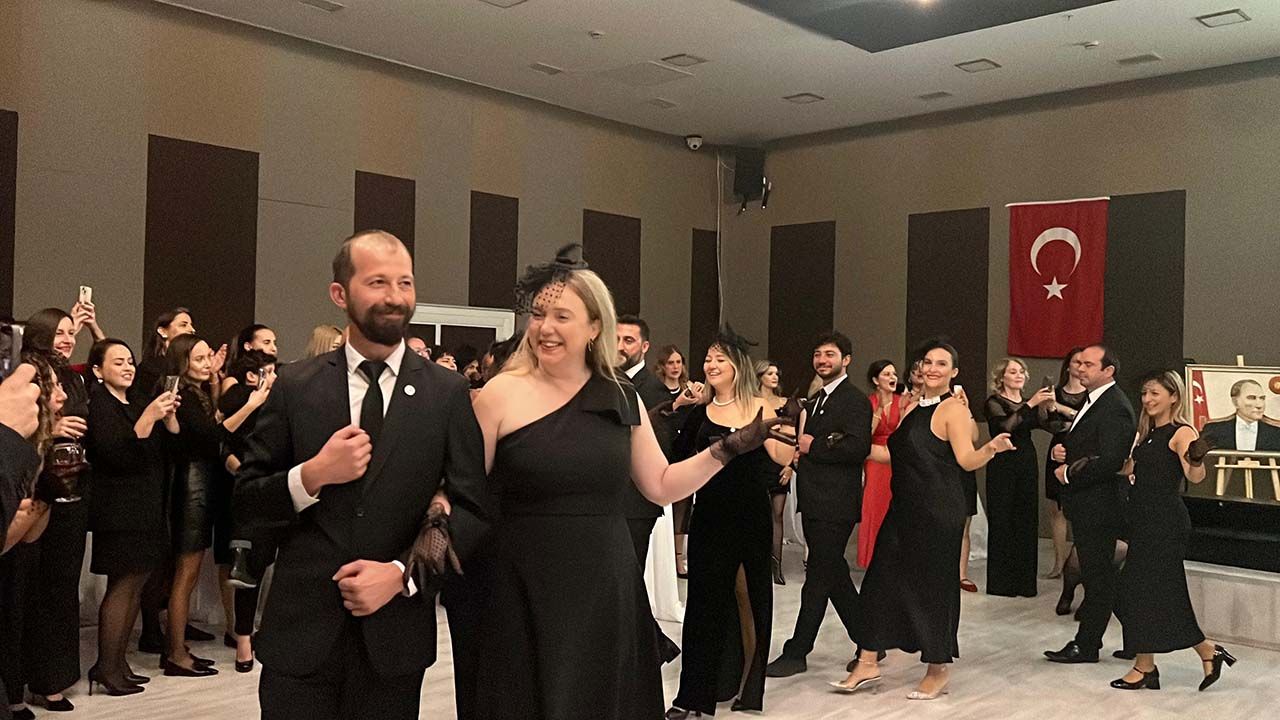 Öğretmenlerden Cumhuriyet’e özel zeybek