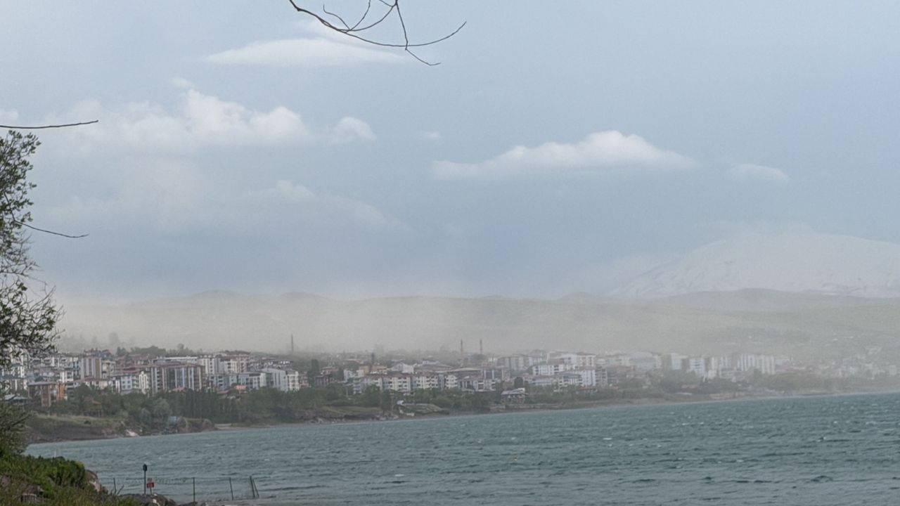 Bitlis'te toz taşınımı ve rüzgar etkili oldu