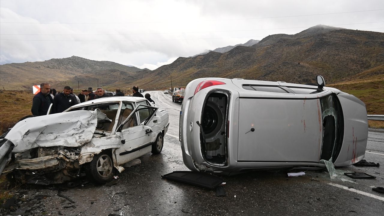 Bitlis'te iki otomobilin çarpıştığı kazada 5 kişi yaralandı