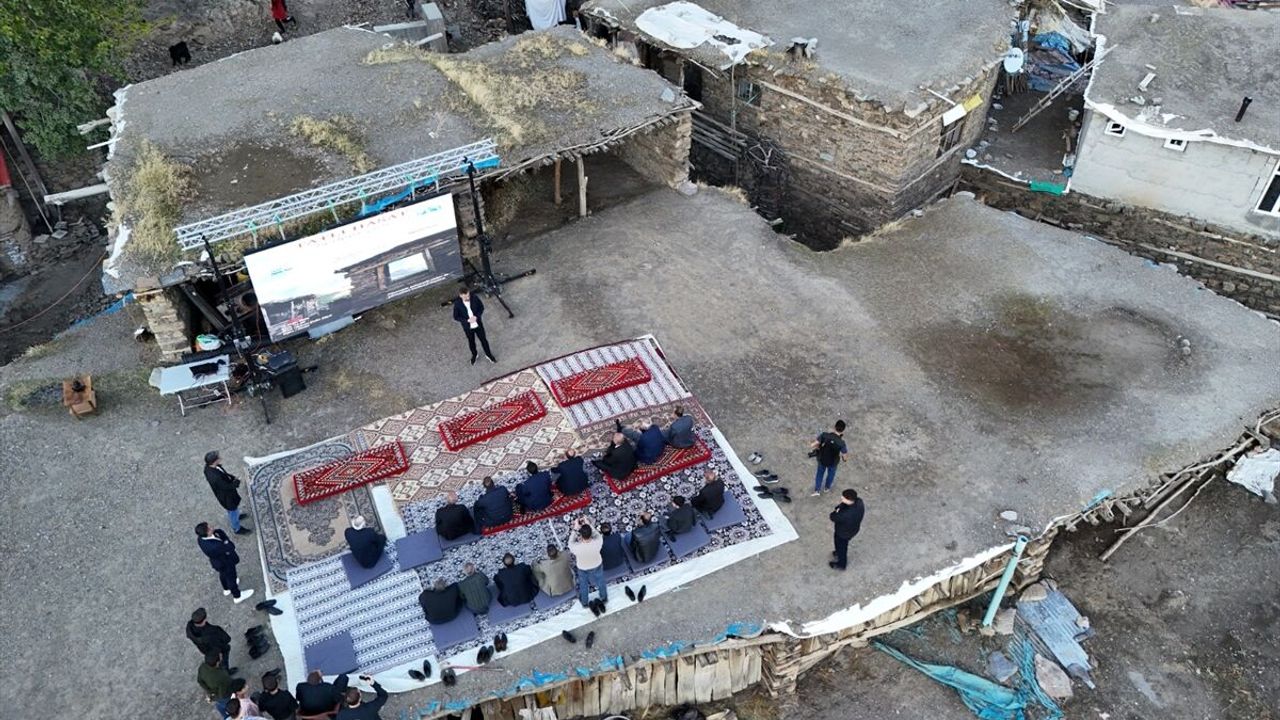 Bitlis'te 'Tatlı Hasat' filminin galası köy evinin damında yapıldı
