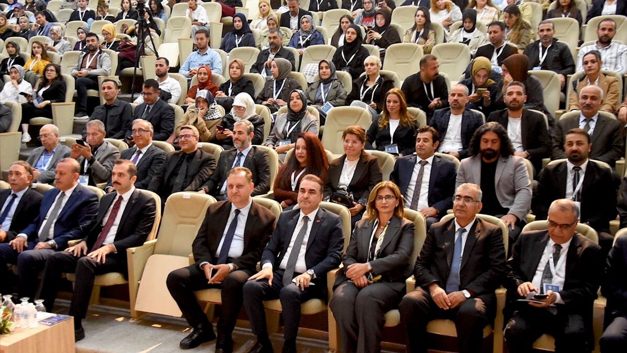 Bitlis'te 'Uluslararası Eğitim Bilimleri Kongresi' başladı