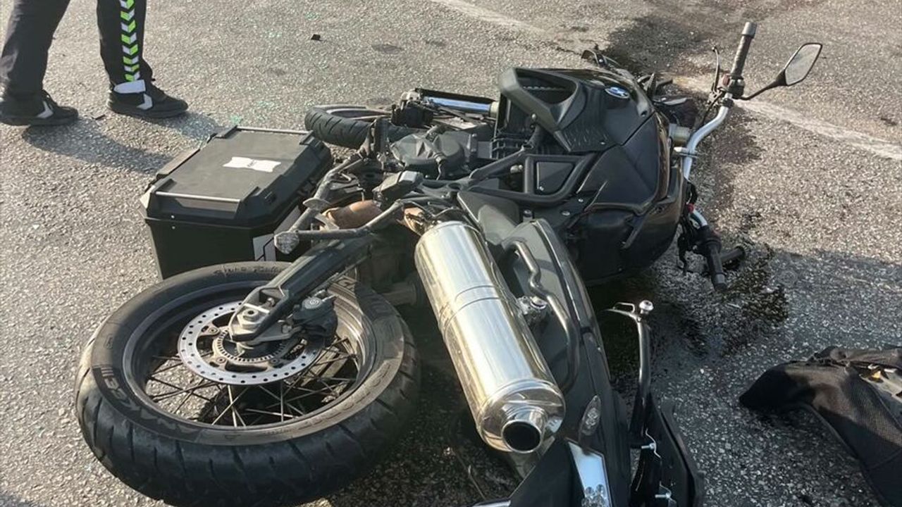 Kilis'te hafif ticari araçla çarpışan motosikletin sürücüsü hayatını kaybetti