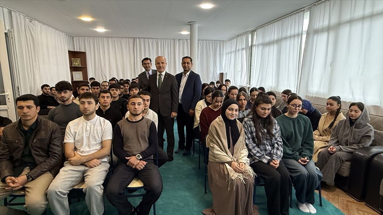 YÖK Başkanı Özvar, Tiflis'te uluslararası öğrencilerle buluştu