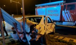 Sivas'ta iki otomobilin çarpıştığı kazada 10 kişi yaralandı