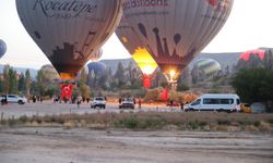 Kapadokya'da balonlar Türk bayraklarıyla uçtu