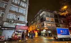 Kadıköy'de ana su şebekesinde meydana gelen patlama nedeniyle 5 katlı binanın sakinleri tahliye edildi