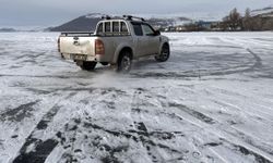 Arazi aracıyla buzla kaplı Çıldır Gölü üzerinde gezinti yaptı