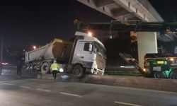 Kağıthane'de kontrolden çıkan hafriyat kamyonu beton bariyerlerde asılı kaldı