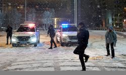 İstanbul Taksim'de polis ile vatandaşlar kar topu oynadı