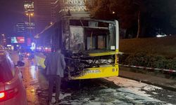 İstanbul’da Korku Dolu Anlar: Özel Halk Otobüsü Alev Alev Yandı, Kullanılamaz Hale Geldi!