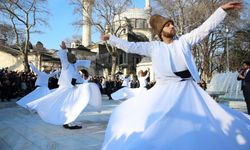 Eyüpsultan Camii Meydanı’nda düzenlenen sema gösterisi izleyenleri büyüledi