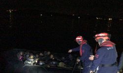 İzmir açıklarında 48 düzensiz göçmen yakalandı