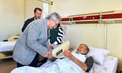 Kaldırımdan inerken düşen usta oyuncu Ahmet Mekin, hastaneye kaldırıldı