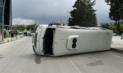 Karaman'da kamyonetle çarpışıp devrilen okul servis aracındaki 7 kişi yaralandı