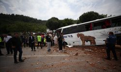Çanakkale'de yolcu otobüsü, kamyon ve otomobil çarpıştı, 8 kişi öldü, 20 kişi yaralandı