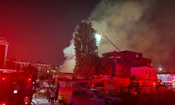 Bahçelievler'de çıkan yangında çok sayıda oto tamirhanesi hasar gördü, 10 araç yandı