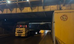 Fatih'te tırın dorsesindeki konteyner alt geçide takıldı