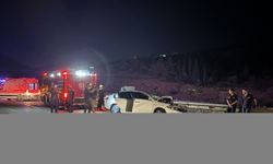 İzmir'de iki otomobilin çarpıştığı kazada anne ve baba öldü, 1'i bebek 2 kişi yaralandı