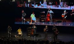 Candan Erçetin ve Barcelona Gipsy Klezmer Orkestrası Bursa'da konser verdi