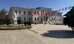 Trakya'da kamu binalarına "Terörsüz Türkiye"ye destek için Türk bayrağı asıldı