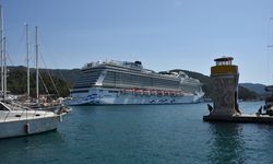 'Aroya' kruvaziyeri 2 bin 684 yolcusuyla Marmaris'e geldi