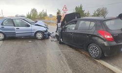 Ankara'da çarpışan iki otomobildeki 6 kişi yaralandı