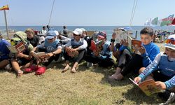 Marmara'da yeteri kadar rüzgar olmayınca yelkenciler kitap okudu