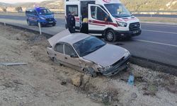 Uşak'ta şarampole düşen otomobildeki 4 kişi yaralandı