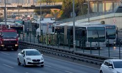 Zeytinburnu'nda metrobüste çıkan yangın söndürüldü