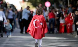 Cumhuriyet'in 102. yılı kutlamaları 21 pare top atışıyla başladı