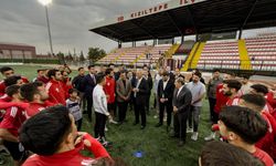 Galatasaray Kulübü Başkanı Özbek, antrenman yapan Mardin 1969 Spor'u ziyaret etti