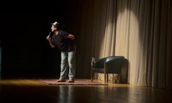 Bursa'da Doğu Demirkol'un stand-up gösterisi seyirciyle buluştu