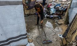 Han Yunus'taki çadır kamplarda kalan yerlerinden edilen Filistinliler, yağmur sularıyla mücadele ediyor