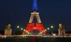 Paris, 2015 saldırılarının 10. yılında Eyfel Kulesi'ni Fransız bayrağı renkleriyle aydınlattı