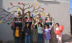 Siirt'te okulları ziyaret eden jandarma ekipleri, çocukları etkinliklerle buluşturuyor