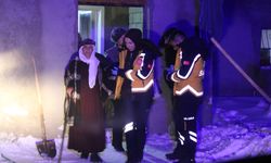 Ağrı'da köyde rahatsızlanan 2 hastanın yardımına karla mücadele ekipleri yetişti