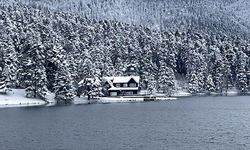Gölcük Tabiat Parkı'nda kar yağışının ardından kış manzaraları oluştu