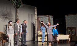Usta sanatçı Nevra Serezli, 'Ağaçlar Ayakta Ölür' oyunuyla tiyatroseverlerle buluştu