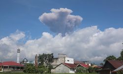 Endonezya'daki Marapi Yanardağı yeniden kül püskürttü