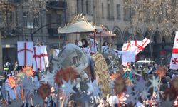 Gürcistan'da Noel kapsamında düzenlenen geleneksel 'Alilo' yürüyüşüne binlerce kişi katıldı