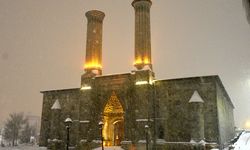 Karla kaplanan Erzurum'un tarihi yapıları dronla görüntülendi