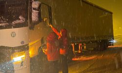 Muş-Bingöl kara yolunda ilerlemekte güçlük çekenlere Türk Kızılay ekipleri yardım etti